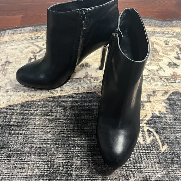 Nine West Round Toe Black Booties Size 8.5 EUC - Picture 2 of 5